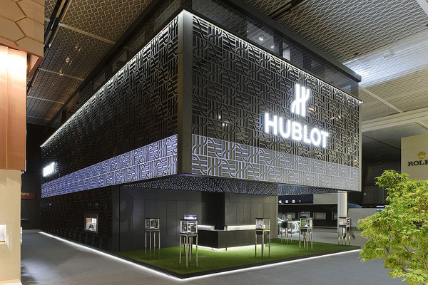 Schiebefronten mit grau eingefärbtem Glas