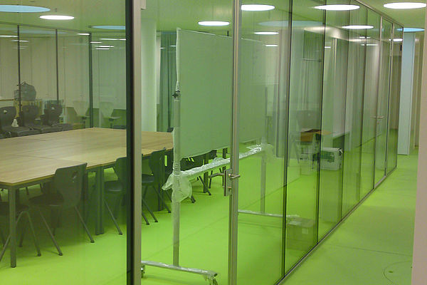 Schulhaus Steinhölzli Trennwände aus Isolierverglasung mit erhöhtem Schallschutz